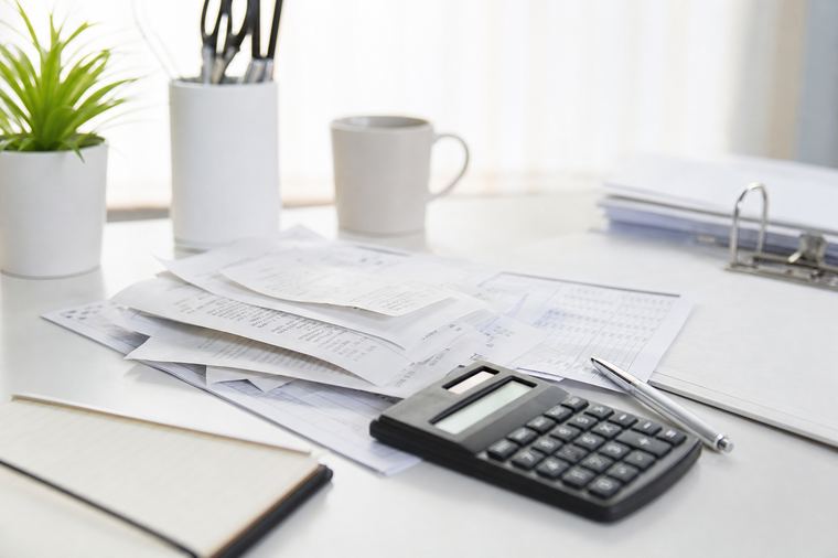 Postazione di lavoro silenziosa dove si tirano le somme del tempo perso per una correzione